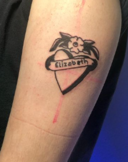 tattoo de corazon con nombre Elizabeth en el centro