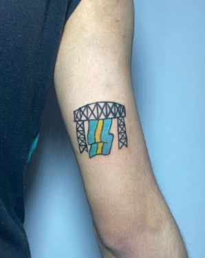 tattoo del puente de la Boca, con bandera de Boca