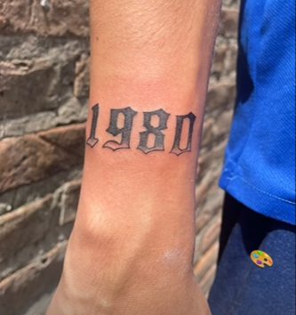 tattoo de números 1980 con sombreado degradado